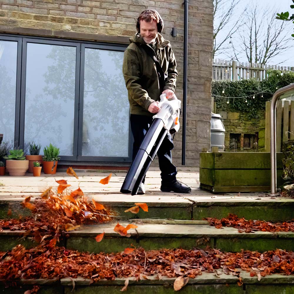 Leaf Blower with Built-in Vacuum and Mulching Function